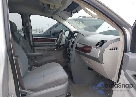 2010 Chrysler Town & Country Touring z USA, uszkodzony, nr VIN 2A4RR5D18AR253243